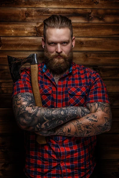 Estrito brutal enorme macho com barba e machado — Fotografia de Stock