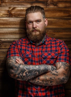 Acımasız adam tattooes ve sakal