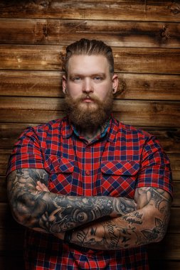 Acımasız adam tattooes ve sakal