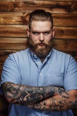Büyük erkek sakal ve tattooes ile