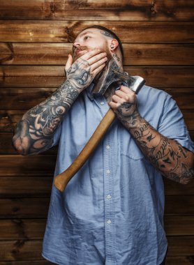 Büyük vahşi erkek tattooes ile sakalını tıraş