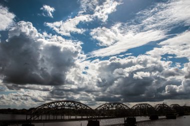 Sakin Nehri üzerinde köprü