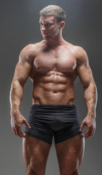 Muscular male showing his muscular body — Stock Photo, Image