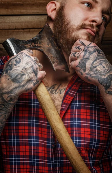 Huge brutal male with tattooes shaves his beard — Stock Photo, Image