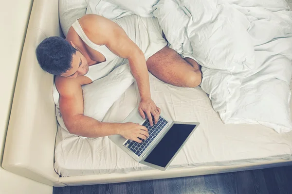 Fiatal ember használ a laptop otthon — Stock Fotó