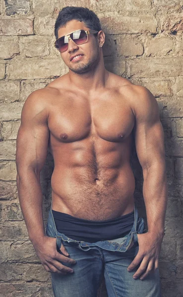 Portret van een knappe jongeman met grote lichaamsbouw — Stockfoto