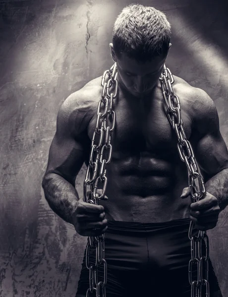 Muskulöser Mann zeigt seinen muskulösen Körper — Stockfoto