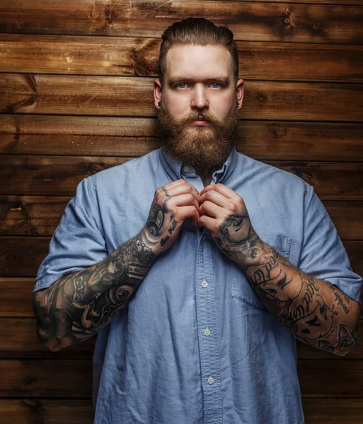 Brutal male with tattooes  in t-shirt — Stock Photo, Image