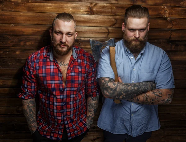 Két hatalmas brutális férfi tetoválásokat és a szakáll — Stock Fotó