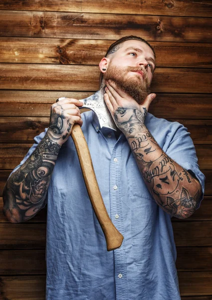 Huge brutal male with tattooes shaves his beard — Stock Photo, Image