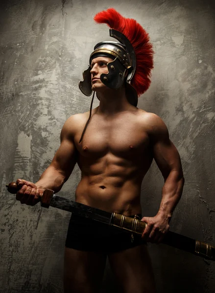 Muskulöser männlicher Krieger posiert und zeigt seinen Körper — Stockfoto
