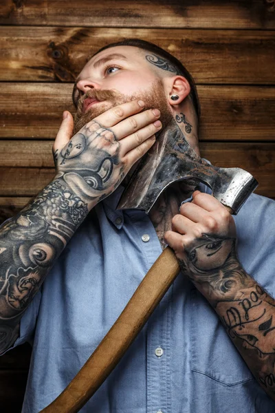 Enorme brutal macho com tatuagens rapa sua barba — Fotografia de Stock