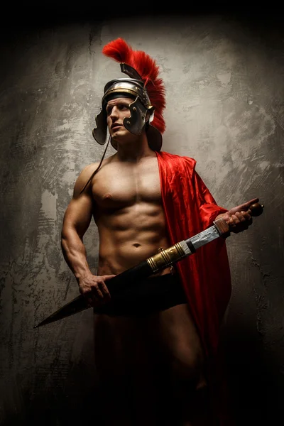 Musculoso guerrero masculino posando mostrando su cuerpo — Foto de Stock