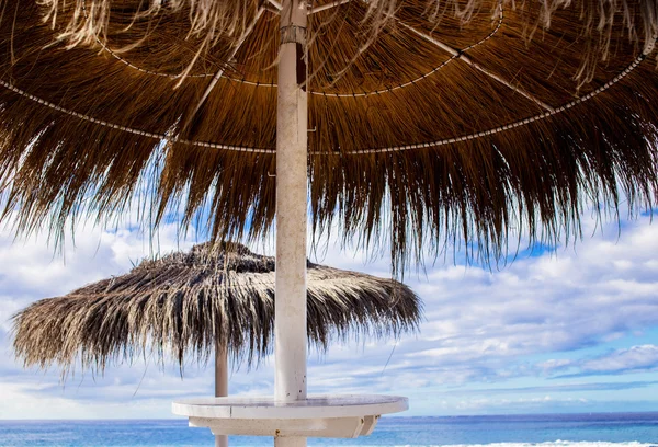 Sunshade on the beach near the water — Stock Photo, Image