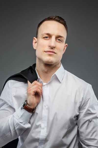 Porträt eines modischen Mannes im weißen Hemd — Stockfoto
