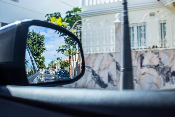 Spiegelung der exotischen Straße im Seitenspiegel des Autos. — Stockfoto