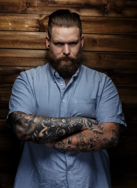 Tattoed człowieka w niebieska koszula. — Zdjęcie stockowe