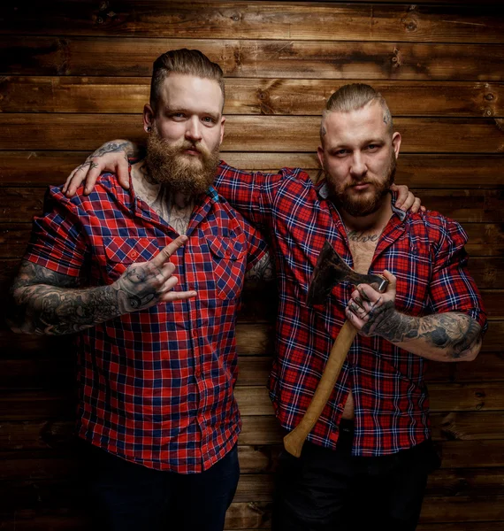 Dos hombres tatuados con barba . —  Fotos de Stock
