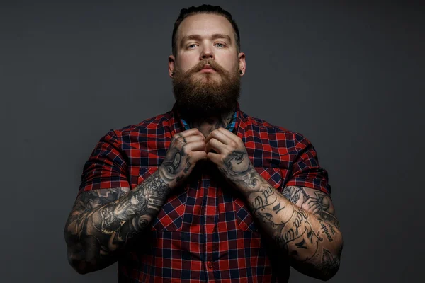 Uomo tatuato in camicia rossa . — Foto Stock