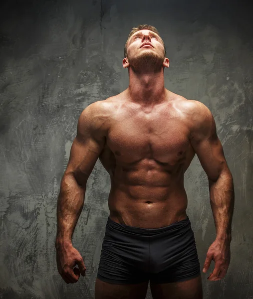 Uomo muscolare con grande corpo . — Foto Stock