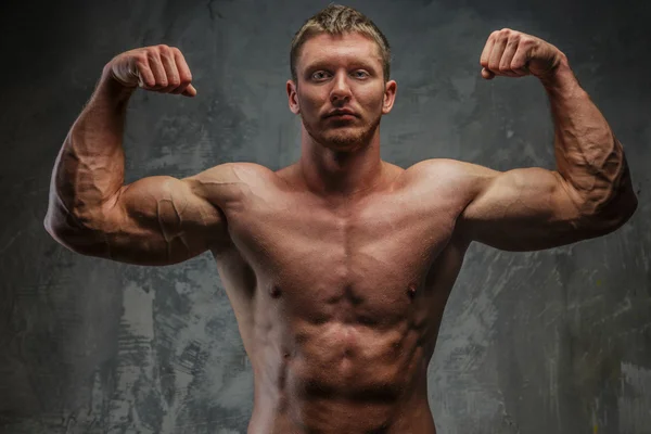 Hombre musculoso con gran cuerpo —  Fotos de Stock