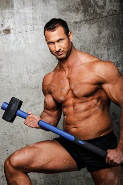 Kaslı adam siyah şort.