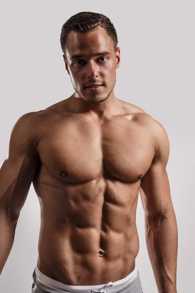 Porträt eines muskulösen Mannes im Atelier. — Stockfoto