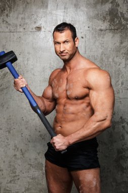 Kaslı adam siyah şort.