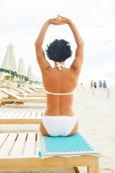 Donna di mezza età che fa yoga . — Foto Stock