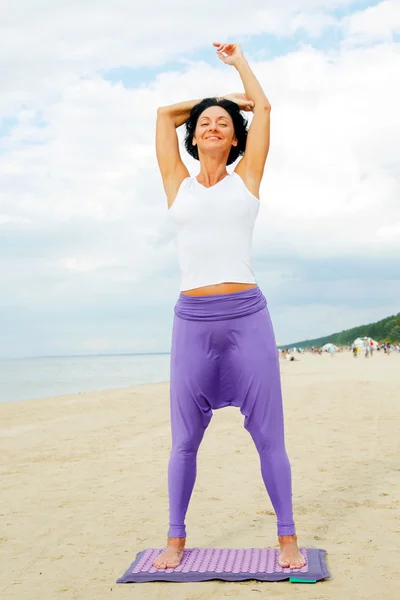 Midlle age woman doing yoga. — Stock Photo, Image