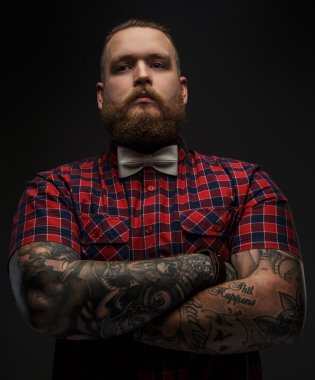 Hipster kırmızı gömlek ve tattooes.