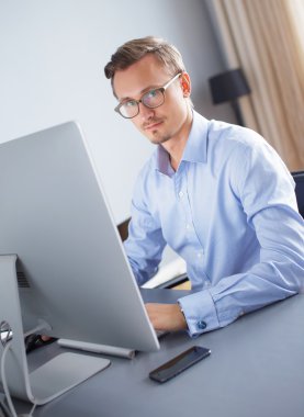 Genç iş adamı ofiste..