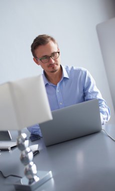 Bilgisayarla çalışma yakışıklı iş adamı.