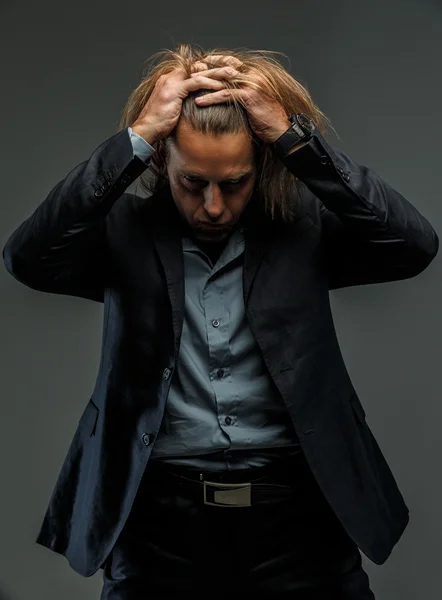 Retrato de homem de cabelos compridos elegante . — Fotografia de Stock