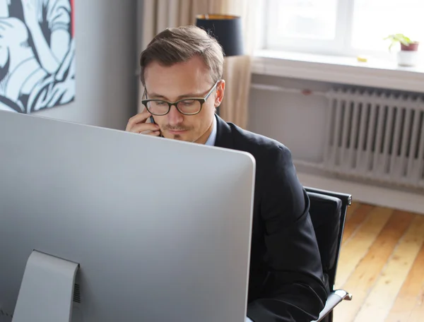 Young business man in office. — Stock Photo, Image