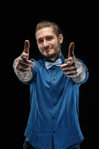 Homem de camisa azul com tatuagens . — Fotografia de Stock