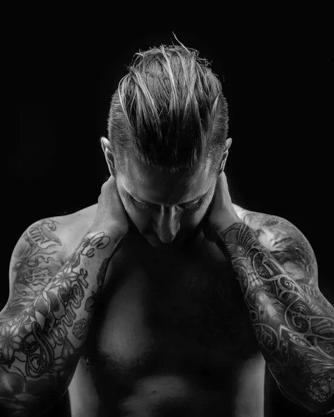 Adam çıplak gövde ve tattooes.