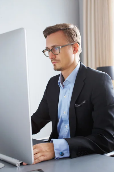 Knappe zakenman werken met computer. — Stockfoto