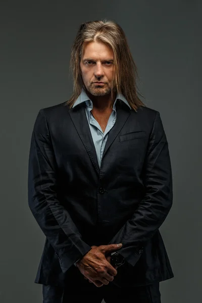 Ritratto di elegante uomo dai capelli lunghi . — Foto Stock
