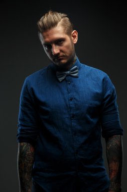 Mavi gömlekli bir adam portresi.