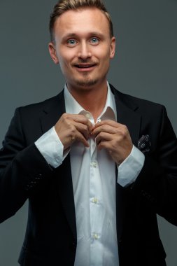 Takım elbiseli bir adam portresi.