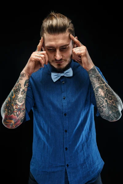 Mavi gömlekli bir adam portresi. — Stok fotoğraf