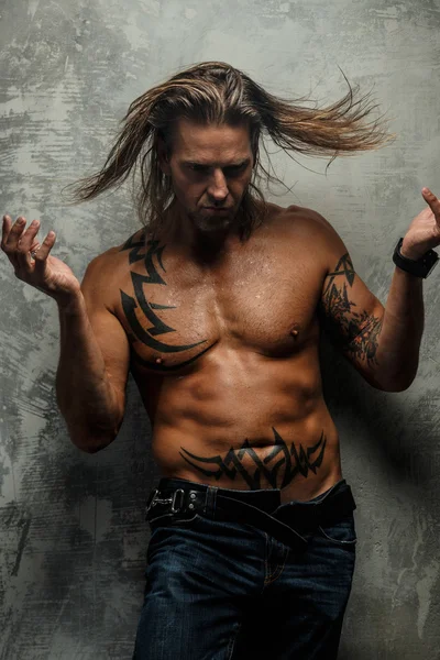 Retrato de homem de cabelo longo . — Fotografia de Stock