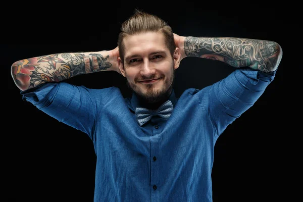 Retrato de un hombre con camisa . —  Fotos de Stock