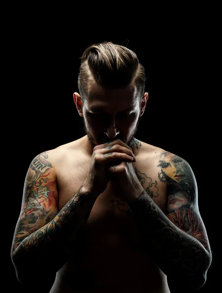 Retrato de um homem com tatuagens . — Fotografia de Stock