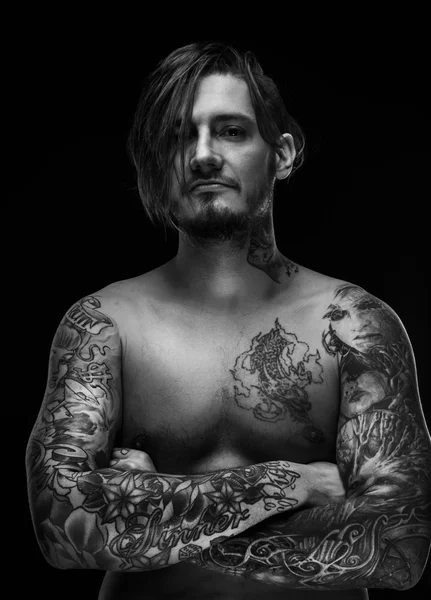 Ritratto di uomo con tatuaggi . — Foto Stock