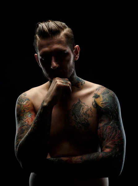 Retrato de um homem com tatuagens . — Fotografia de Stock