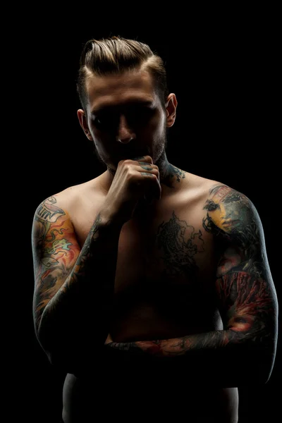 Ritratto di uomo con tatuaggi . — Foto Stock