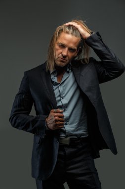 Takım elbise possing uzun saçlı adam.