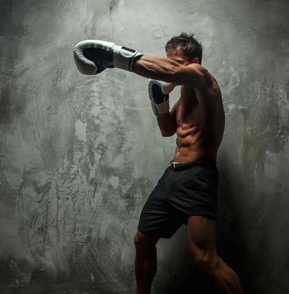 Impresionante boxeo masculino sobre fondo gris . — Foto de Stock